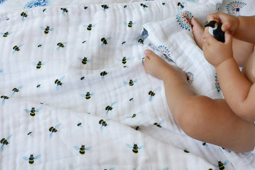ORGANIC SNUG BLANKET - BEES